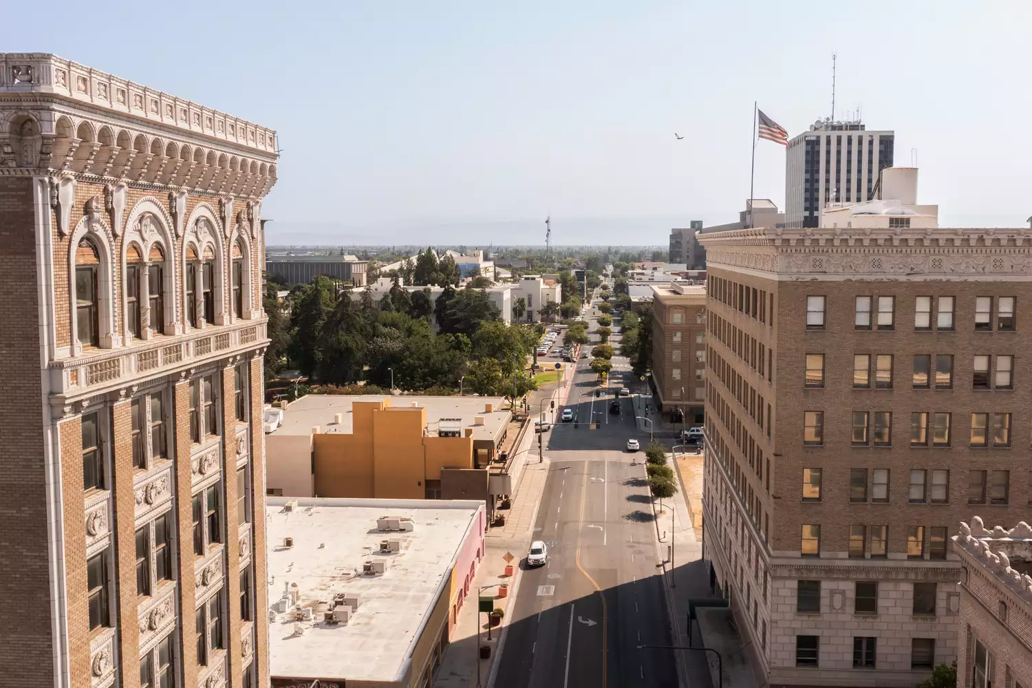 Vue aérienne de la rue entre les bâtiments dans le centre-ville de Fresno