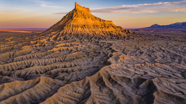 Coucher de soleil sur Factory Butte, Caineville Mesa