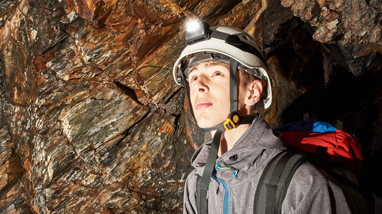 Spéléologue avec lampe frontale et casque