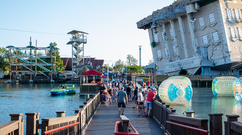 Visiteurs se rendant à WonderWorks