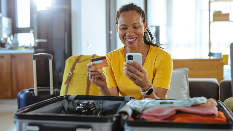 femme voyageant effectuant une réservation en ligne