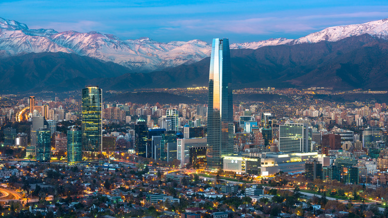Skyline de Santiago avec les Alpes en arrière-plan