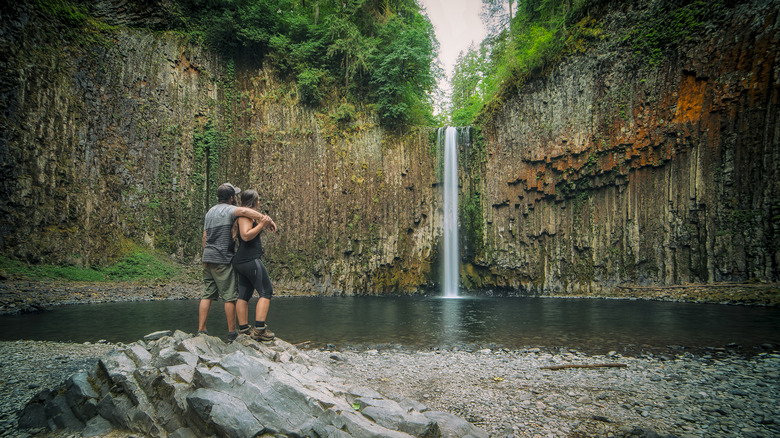 Visiteurs explorant le bassin des chutes Abiqua