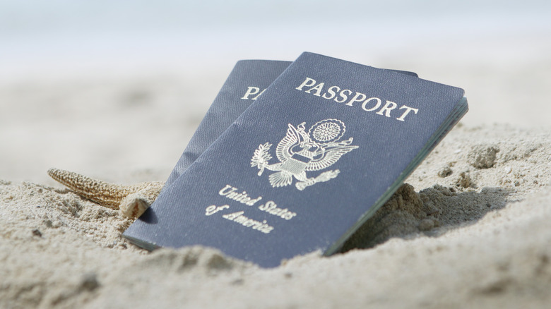 Passeports américains sur la plage