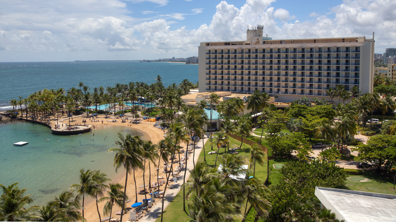 Vue d'un hôtel au bord de la mer