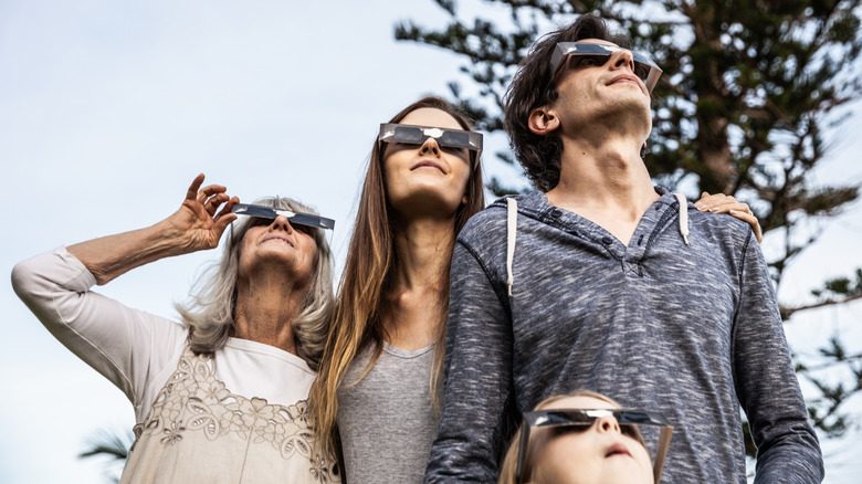 Famille regardant l'éclipse solaire