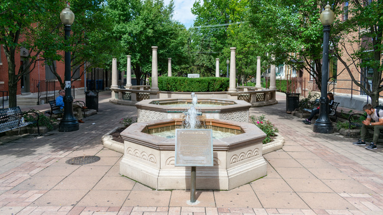 Piazza DiMaggio à University Village, Chicago