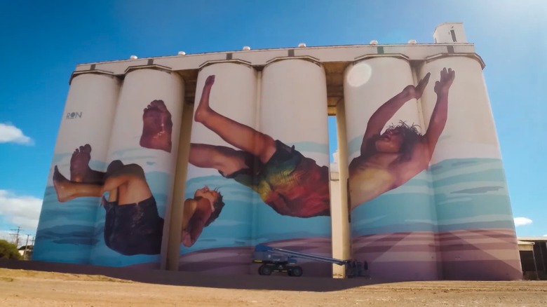 Muraliste Ron peignant à Tumby Bay