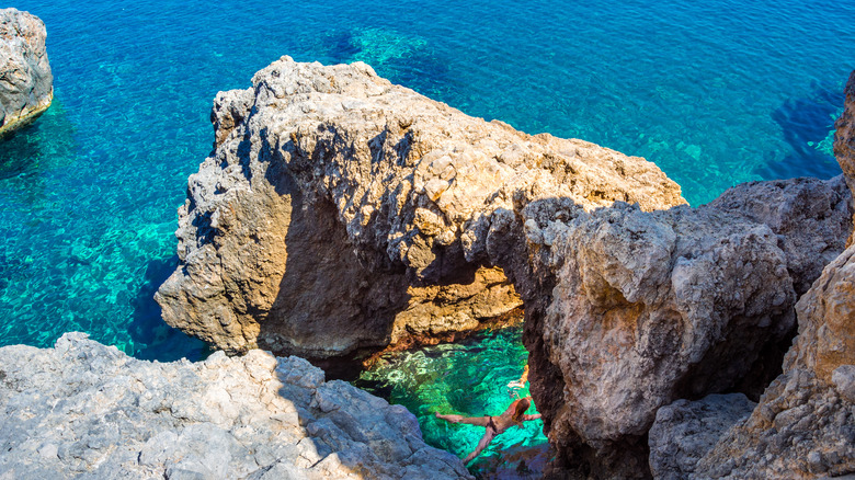 Arc de la plage Agiofarago, Crète